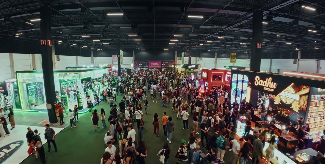 Pavilhão da ExpoCannabis Brasil cheio de público, visto do alto