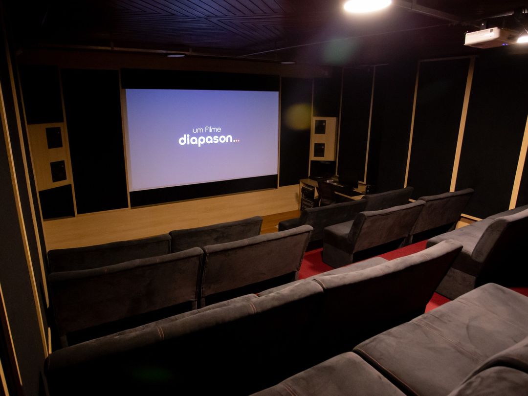 Sala de cinema da Diapason em Rio Claro, com poltronas e tela grande