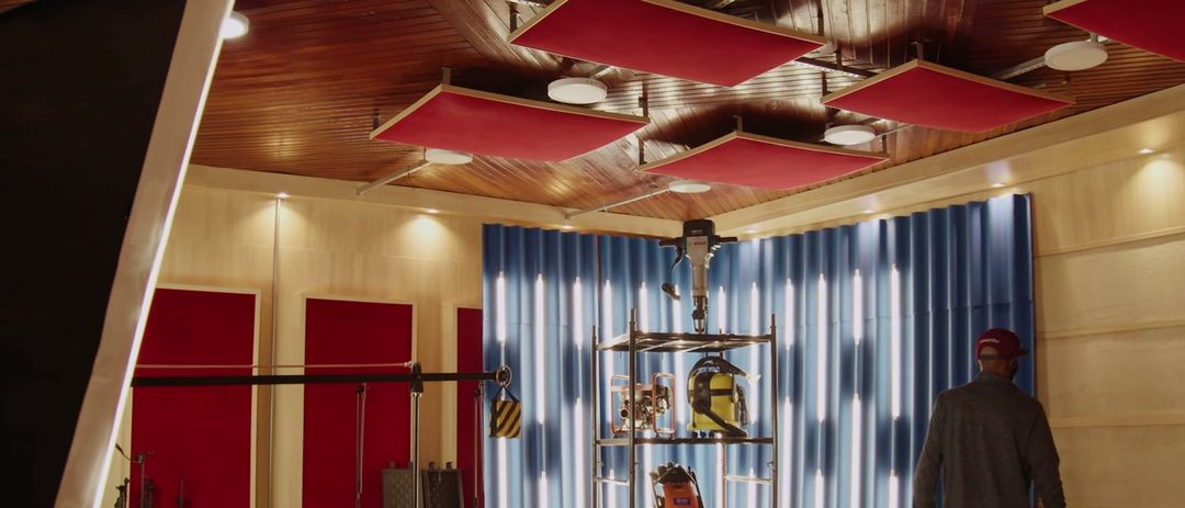 Sala de gravação do Estúdio A com painéis acústicos vermelhos e luz sendo montada