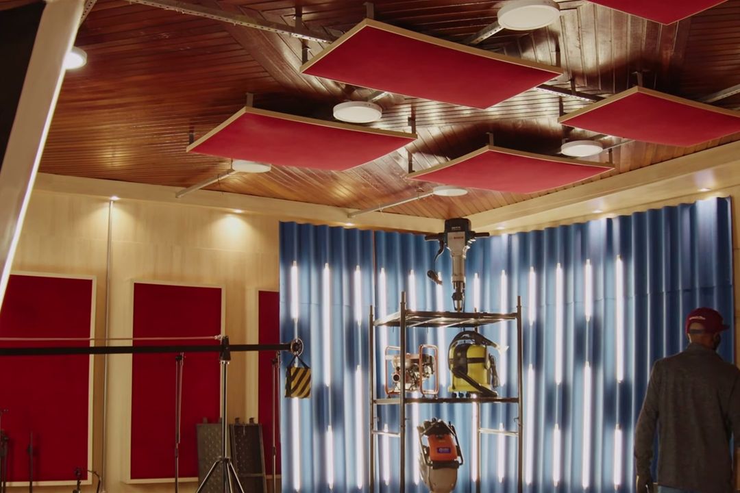 Sala de gravação do Estúdio A com painéis acústicos vermelhos e luz sendo montada
