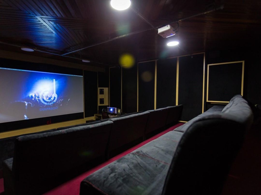 Tela e poltronas da sala de cinema