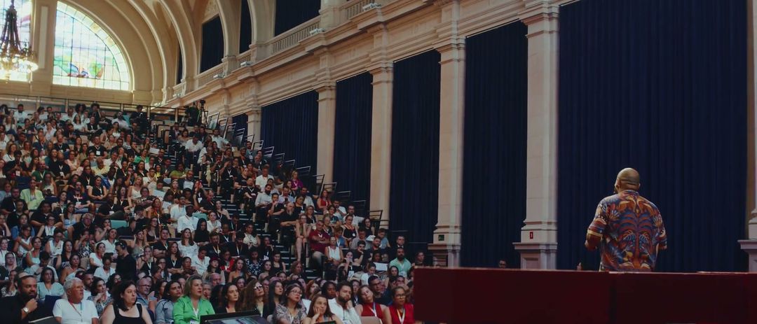 Plateia lotada sob a abóbada da Estação CCR das Artes no TEDxSãoPaulo 2025