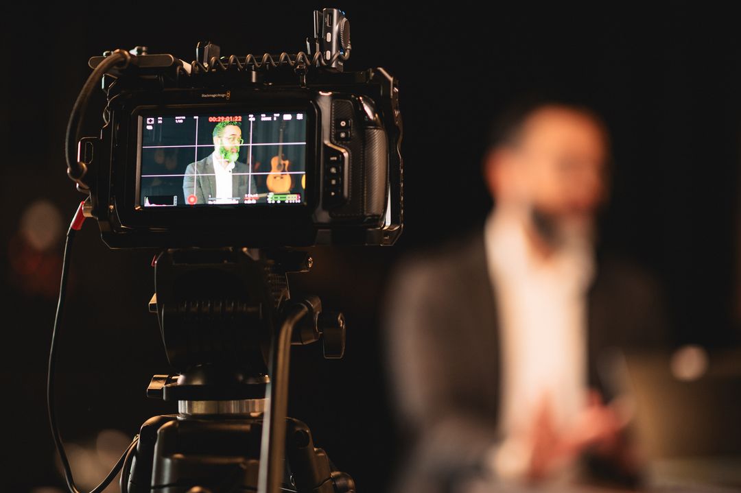 Câmera da Diapason gravando uma entrevista durante um evento, com o quadro no monitor