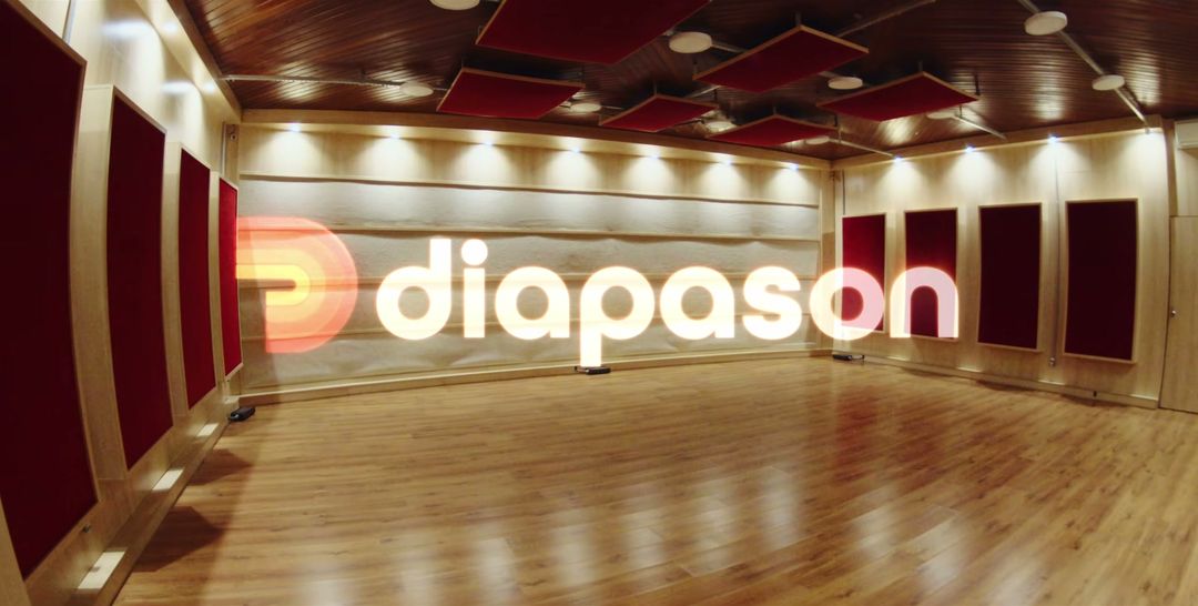 Sala de gravação do Estúdio A vista de longe, com o logo da Diapason iluminado na parede do fundo
