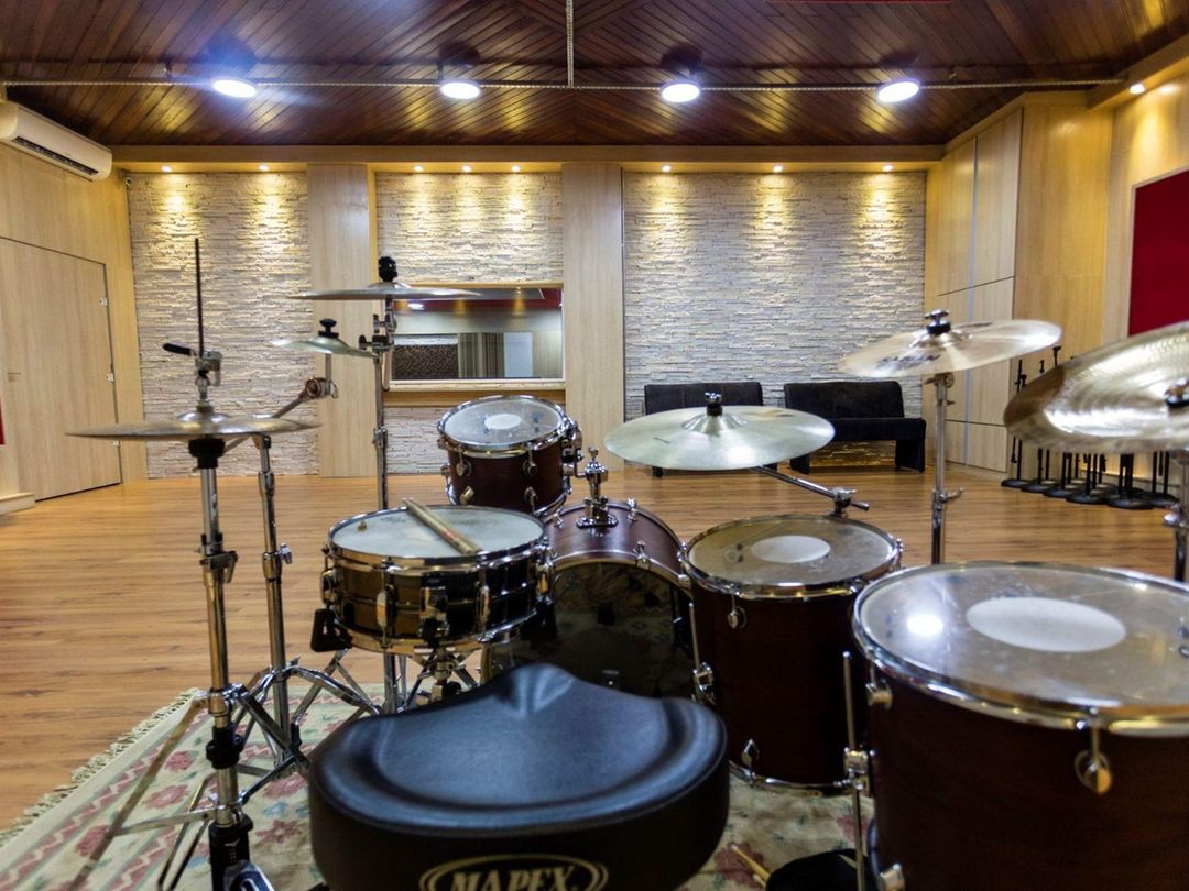 Bateria montada na sala de gravação