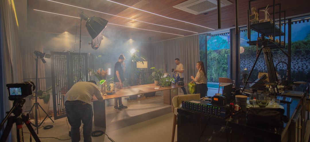 Set de filmagem amplo com a equipe da Diapason trabalhando